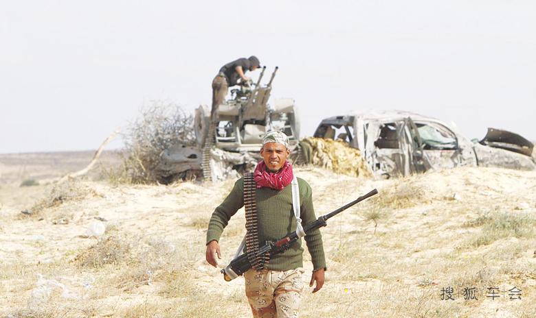 八级电焊工替武装叛乱分子焊在丰田皮卡车厢上