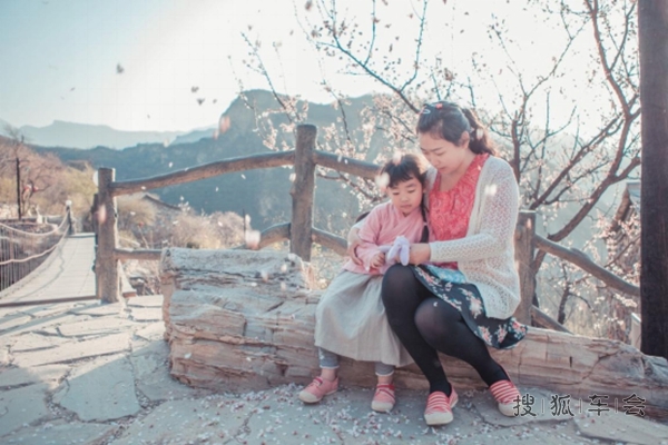 天去大山里隐居】住石头屋看野山花,捡鸡蛋磨