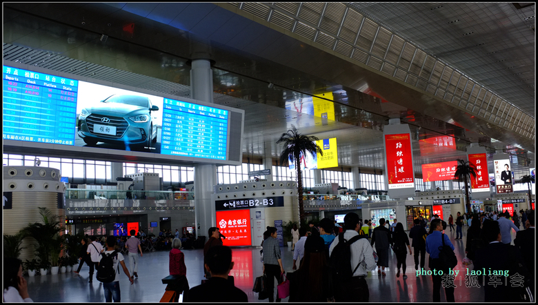 实拍南京南高铁站