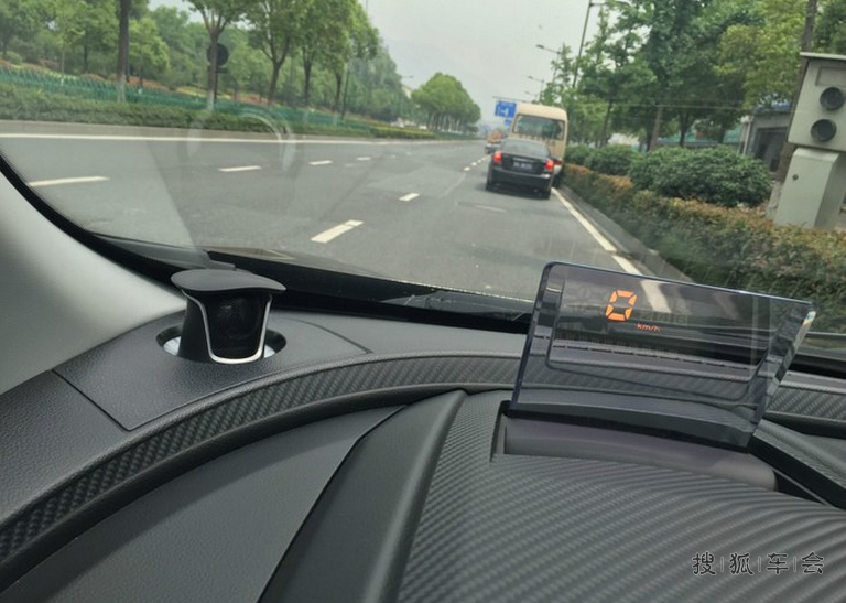HUD抬头显示仪用习惯了,感觉车技都有点傲娇