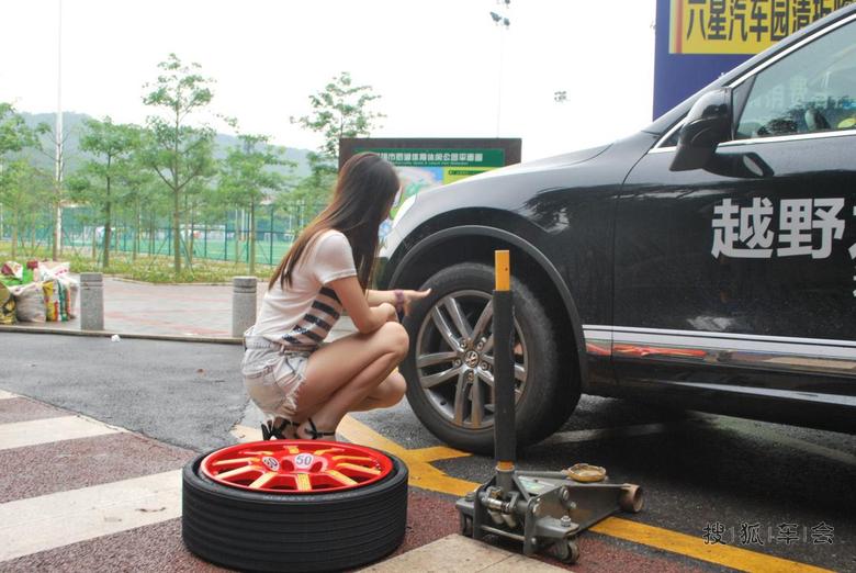 #最牛女司机#教你换备胎