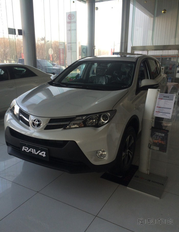 RAV4风尚白改装作业,RAV4脚垫成焦点!_RAV