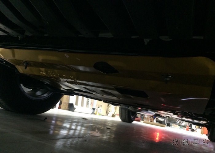 RAV4风尚白改装作业,RAV4脚垫成焦点!_RAV