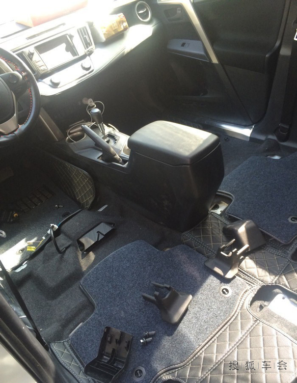 RAV4风尚白改装作业,RAV4脚垫成焦点!_RAV