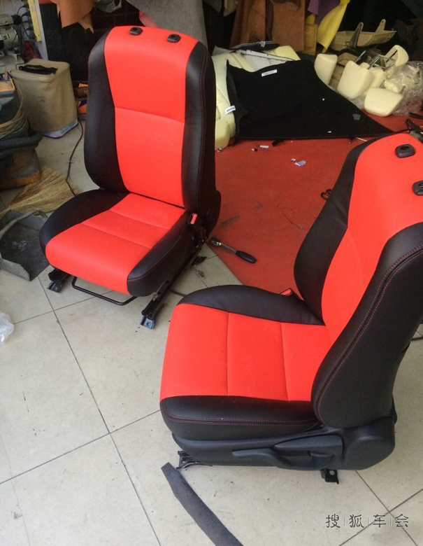 RAV4风尚白改装作业,RAV4脚垫成焦点!_RAV