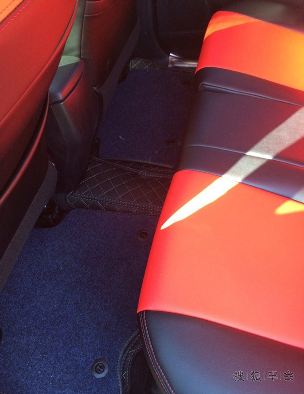 RAV4风尚白改装作业,RAV4脚垫成焦点!_RAV