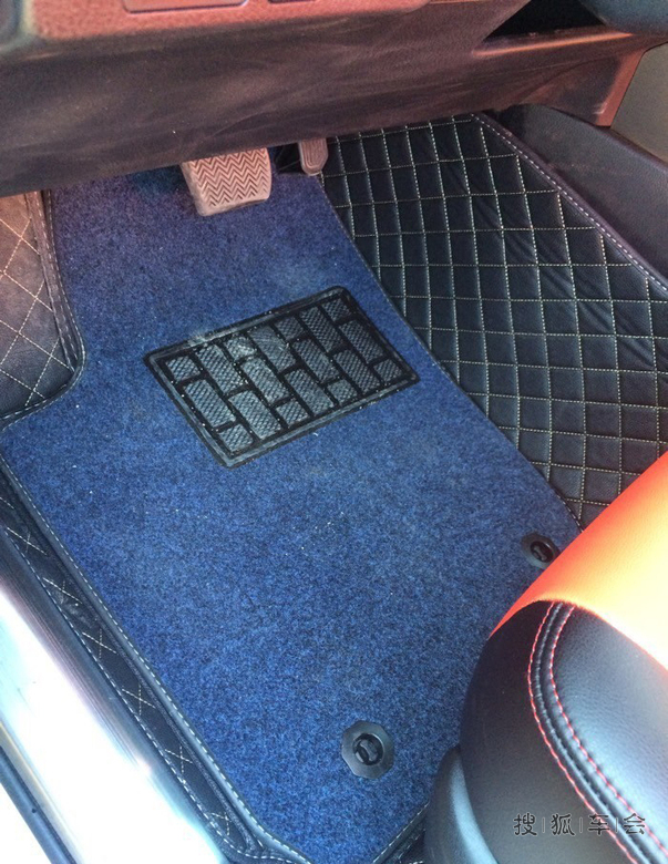 RAV4风尚白改装作业,RAV4脚垫成焦点!_RAV