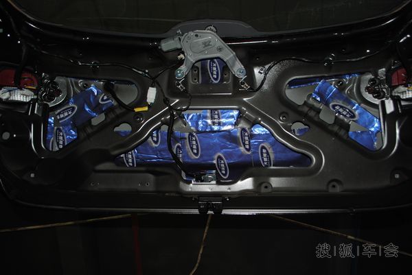 车元素连锁总店-现代新胜达 音响改装+全车大