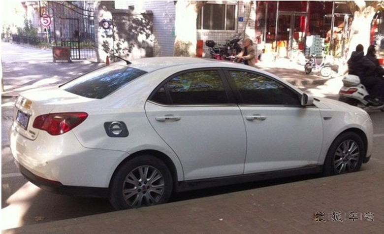 友无聊 情不自禁的自拍了一下小五_荣威550车