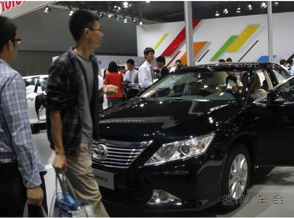 昨晚还在QQ群讨论团购凯美瑞,今天直接在车展