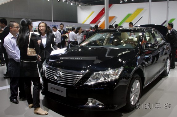 昨晚还在QQ群讨论团购凯美瑞,今天直接在车展