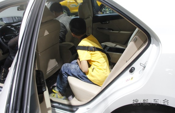 昨晚还在QQ群讨论团购凯美瑞,今天直接在车展