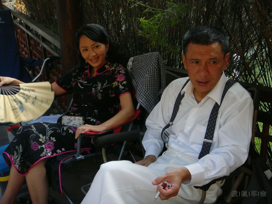 岳玲在(隐形将军)中过足旗袍瘾- 搜狐车会