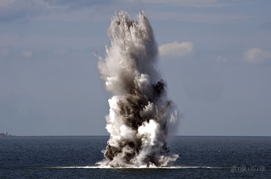 扫雷作业中水雷爆炸在海面上掀起的巨浪- 搜狐
