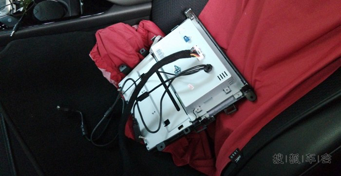 2T时尚版新蒙迪欧在成都更换 路畅 DVD导航记