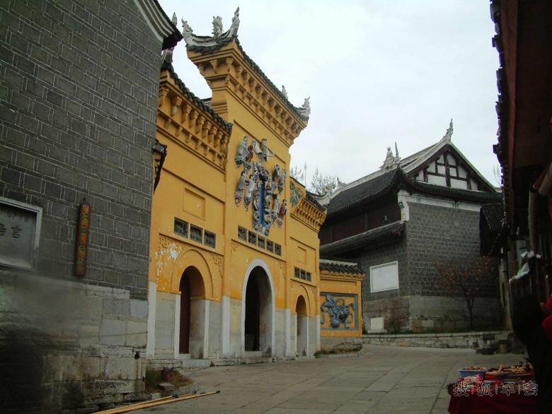 跟着老陈游世界:贵阳青岩古镇_港澳自由行