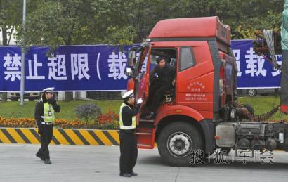 货车入口计重4天 短途运费上涨30%_成都车