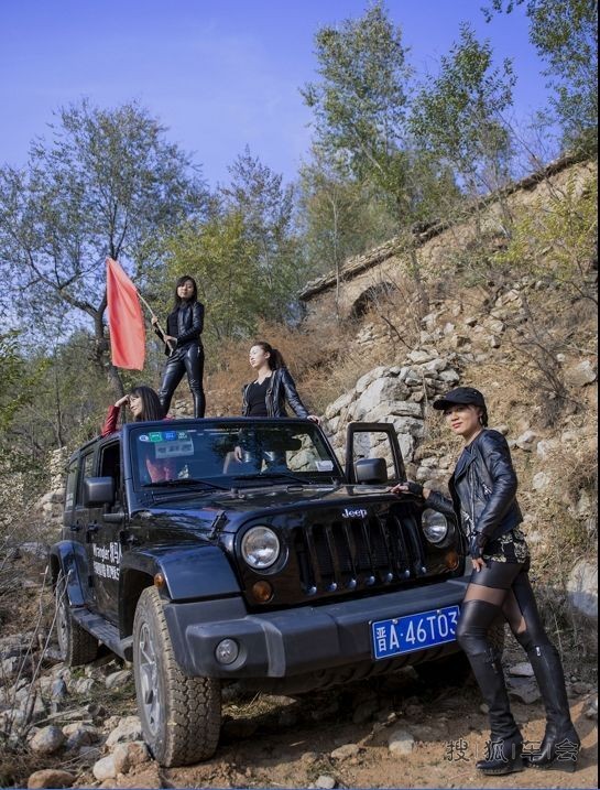 <em>女士</em>开越野<em>吉普</em>车很酷很拉风_中国自驾游户外