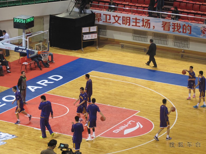 新年夜,深圳体育馆看CBA:东莞对辽宁_深圳车