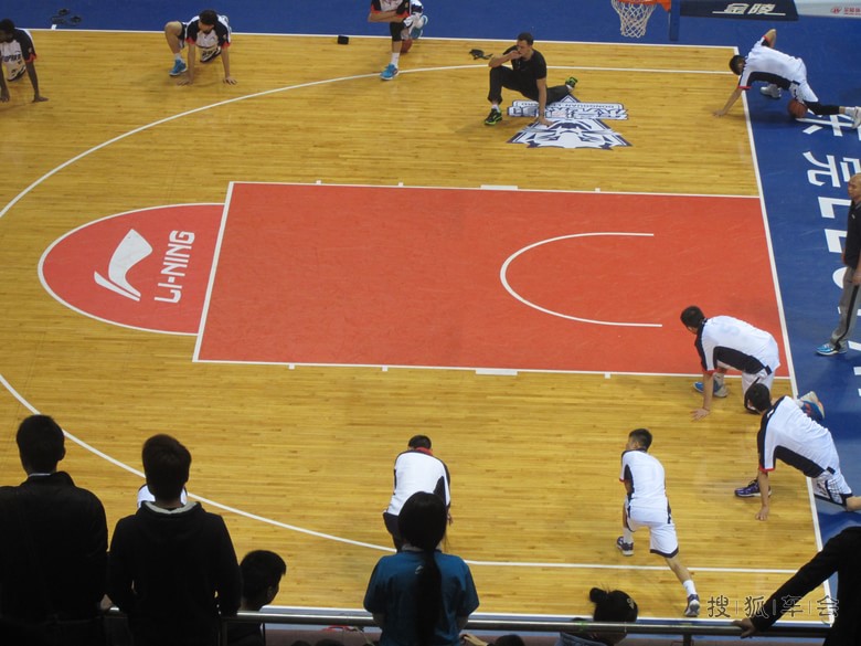 新年夜,深圳体育馆看CBA:东莞对辽宁_深圳车