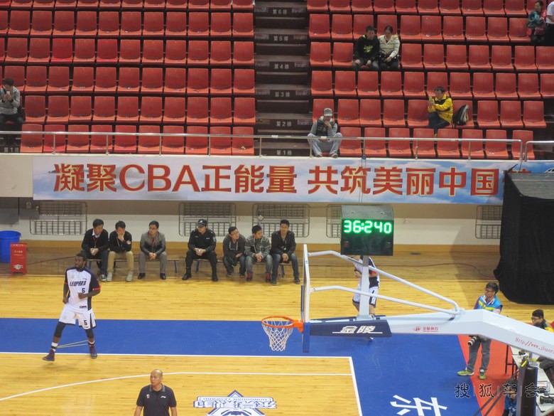 新年夜,深圳体育馆看CBA:东莞对辽宁_深圳车