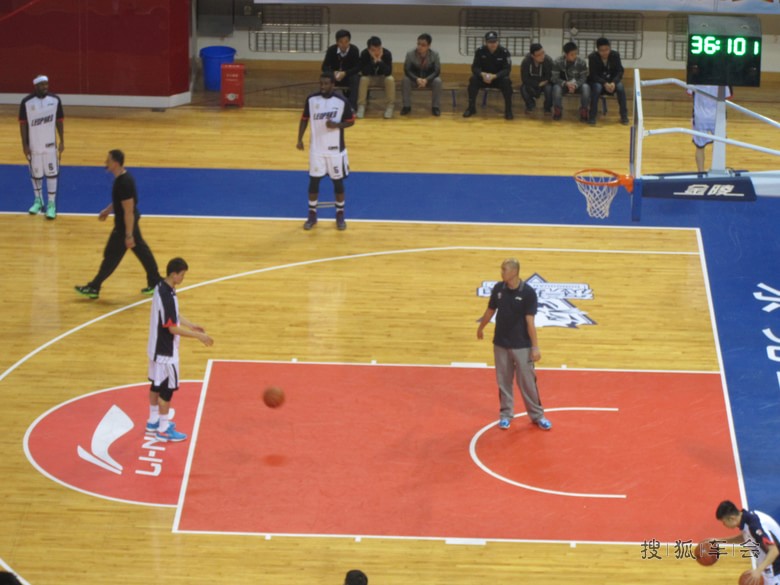 新年夜,深圳体育馆看CBA:东莞对辽宁_深圳车