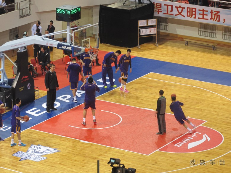 新年夜,深圳体育馆看CBA:东莞对辽宁_深圳车