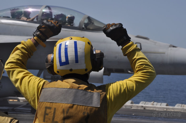 美国海军舰基航空兵空勤飞官起飞前与地勤互动