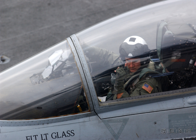 美国海军舰基航空兵空勤飞官起飞前与地勤互动