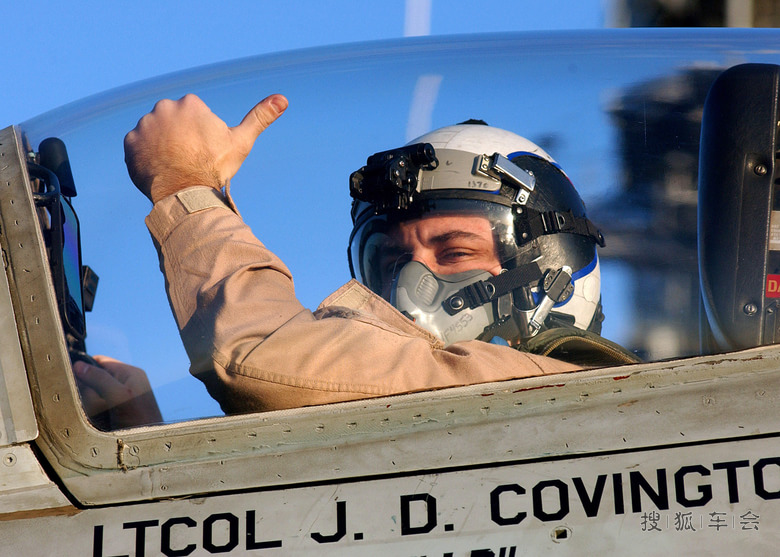 美国海军舰基航空兵空勤飞官起飞前与地勤互动