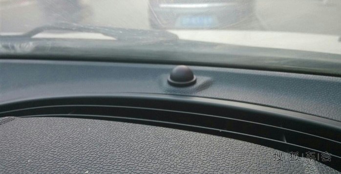 这个是什么东西 难不成是自动大灯的感应器?_