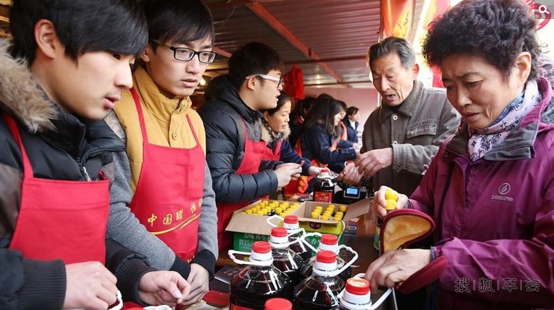 江苏镇江迎春节万人打酱油 空姐现场排队