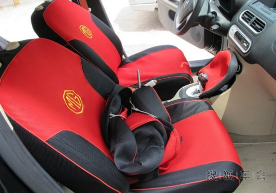 黑色小三安装红黑座套,新年要红红火火!_名爵