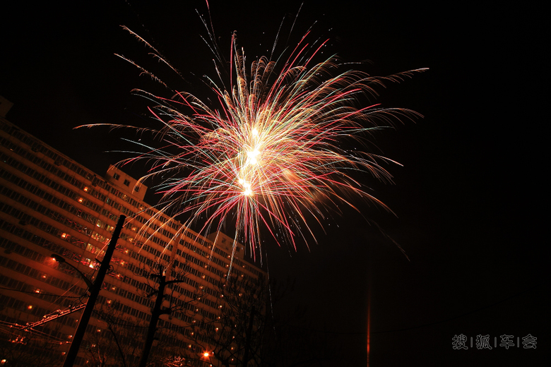 大年初一,放烟花给大家拜年啦!