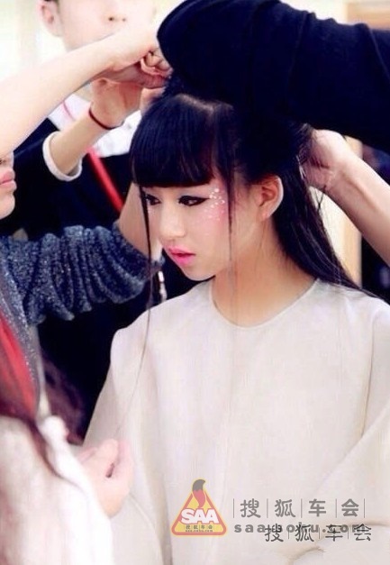 马年春晚最长节目 小彩旗转圈四小时转8000圈