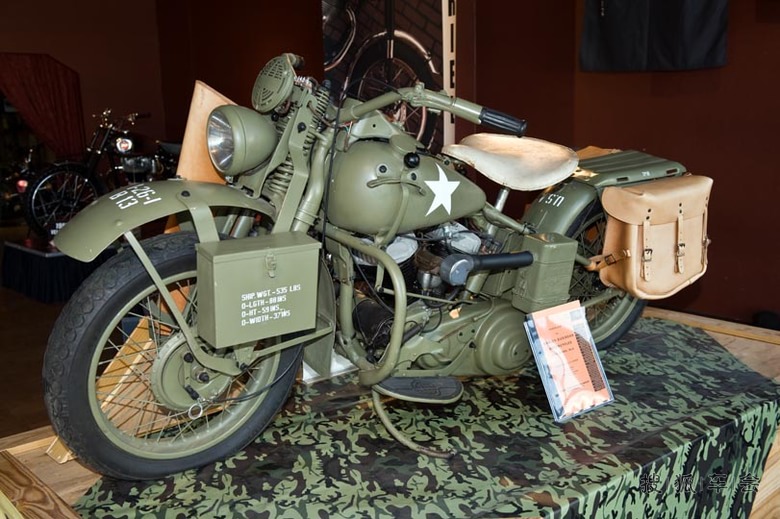 有型有款的军用哈雷三轮摩托_京A军团摩旅