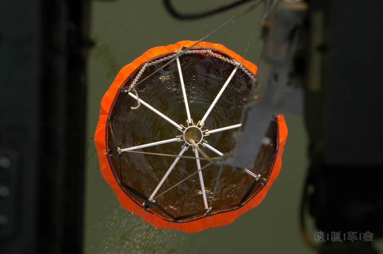 美国海军直升机参加驻地南加州扑灭山火救援记