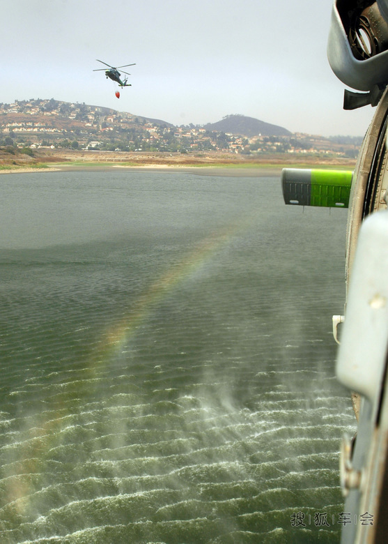 美国海军直升机参加驻地南加州扑灭山火救援记