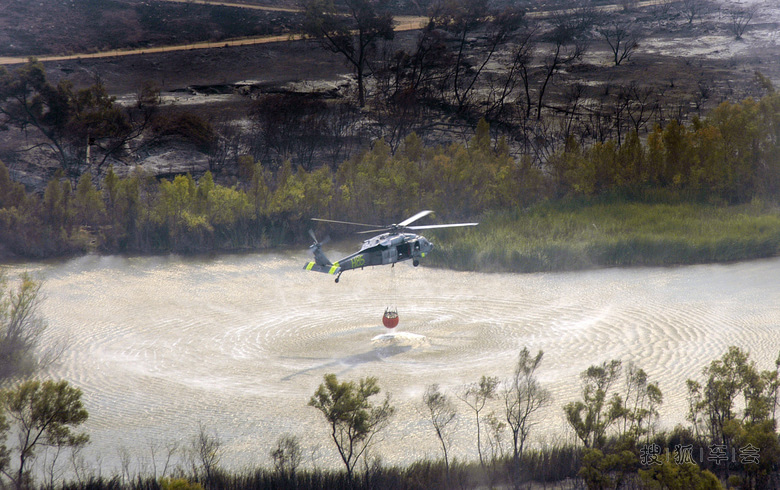 美国海军直升机参加驻地南加州扑灭山火救援记