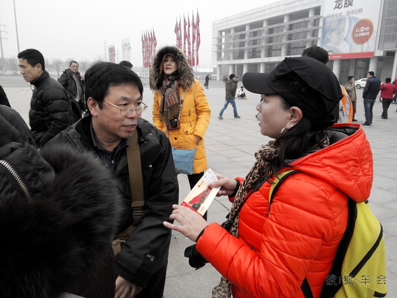 参观中国汽车用品展览会-辛苦领导者