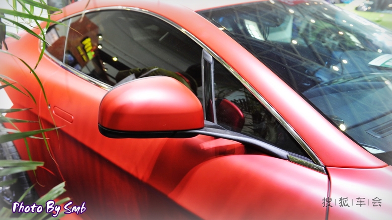 参观中国汽车用品展览会-可变换车衣的阿斯顿