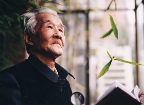 从年龄上,周老是我崇敬的祖辈人,可他却在电话里亲切地说:"光明老弟