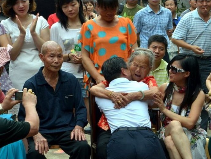 北大校长周其凤跪拜母亲是做秀?(图) - 中国承德官网 - 中国承德官网