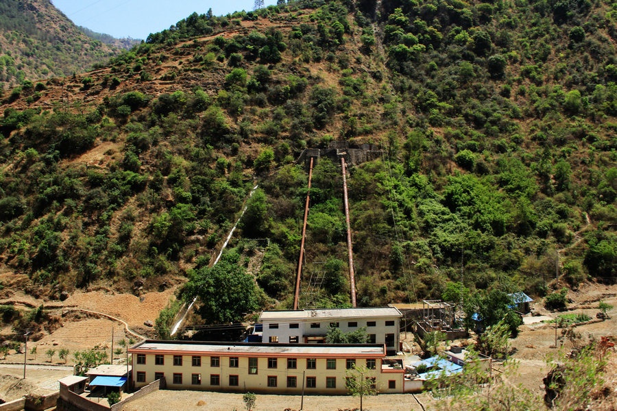 峡谷里的小型水电站