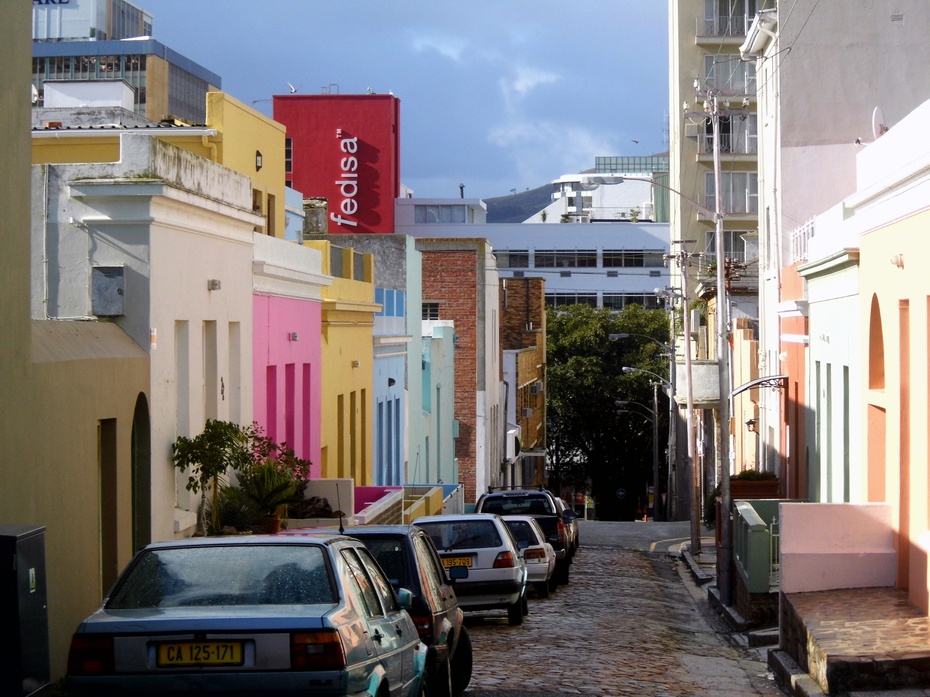 开普敦马来区有一个五彩斑斓的街区,每家每户的房子被涂上完全不