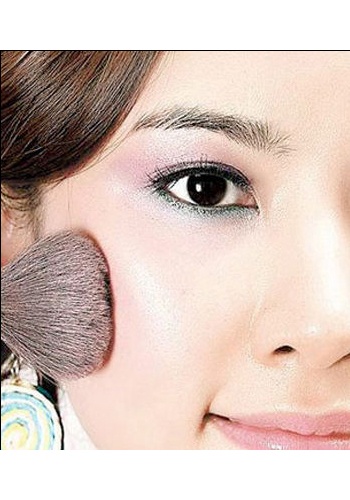 step5:最后涂上透明感极重的鲜粉红色唇彩,中央位置可多涂一层,这样能