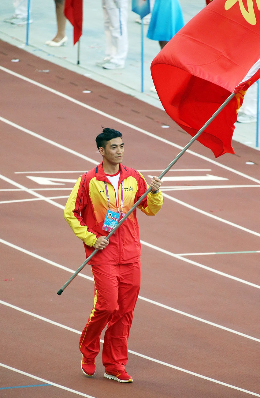 云南代表团旗手:王晓彤(击剑)