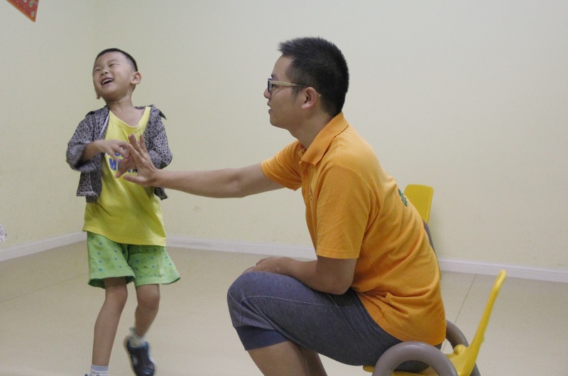 邊上小mm,也是樂樂幼兒園的同班同學一起互動坐姿極其隨意笑嘻嘻的