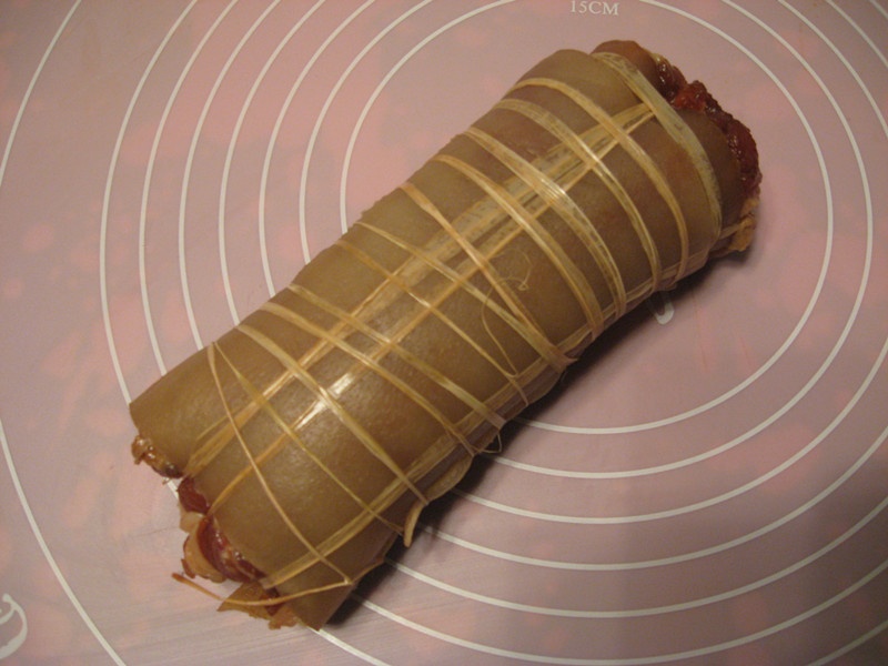 猪皮先略煮后用眉夹去掉毛发,将肉皮上多余的白色油脂刮掉.