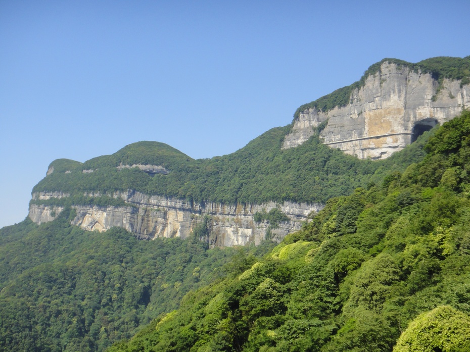 水,石,林,泉,洞,崖为一体山即是佛,佛既是山,重庆南川金佛山,为国家